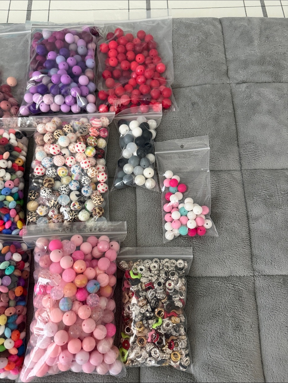Assortment of silicone beads 15mm and 12mm perfect for crafting - Picture 3 of 16